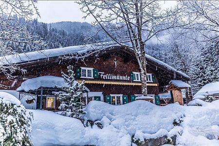 Almhütte-Fellimännle-Winter-Front-nahe