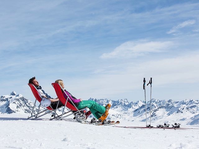 silvretta_montafon_-_paar_macht_pause_bei_sonnenaufgangswandern_c_daniel_zangerl_montafon