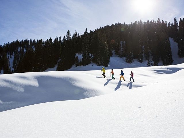 silvretta_montafon_-_wanderung_bei_sonnenaufg_im_schnee_c_daniel_zangerl_montafon